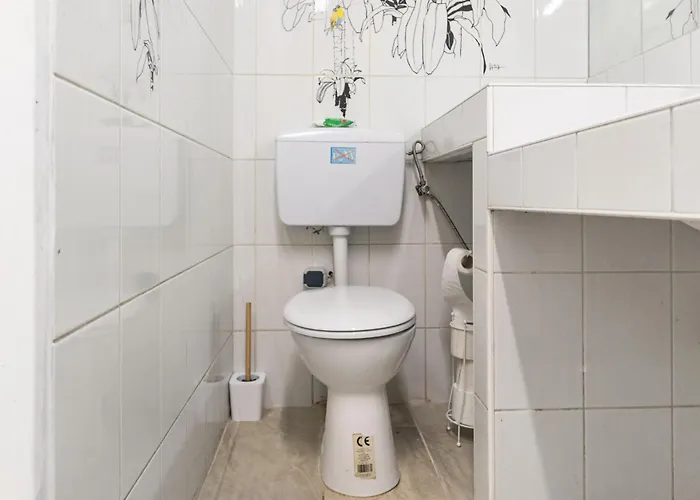 Cozy Budget Friendly Near Danube & 15 Mins To Center